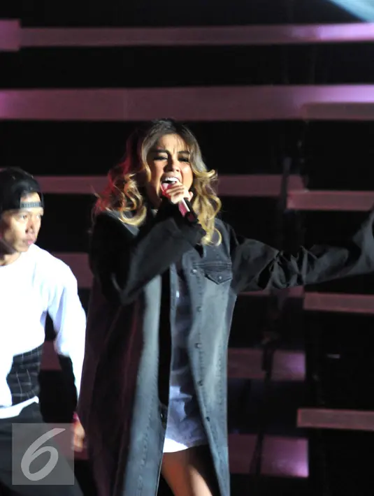Agnes Monica alias Agnez Mo ikut memeriahkan konser amal "Voice Of Indonesia", Jakarta, Sabtu (17/10/2015). Konser tersebut sebagai aksi peduli kepada masa depan anak Indonesia. (Liputan6.com/Helmi Afandi)