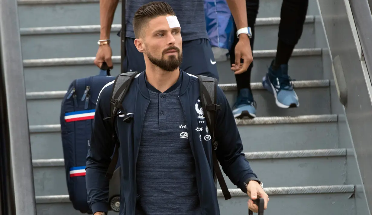 Penyerang Timnas Prancis,  Olivier Giroud turun dari pesawat setibanya di bandara Sheremetyevo Moskow, Minggu (10/6). Giroud dengan kepala diperban ikut dalam rombongan yang akan berlaga di Piala Dunia 2018. (AP/Pavel Golovkin)
