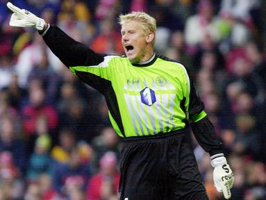 Peter Schmeichel - Kiper Legendaris Manchester United ini mencetak golnya saat memperkuat Aston Villa di laga kontra Everton pada 20 Oktober 2001. Sayang gol tersebut gagal menyelamatkan timnya dari kekalahan dengan skor 3-2. (AFP/Morten Juhl)