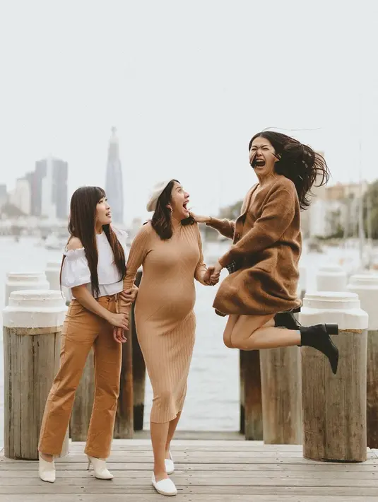 Tak hanya sendirian, Acha pun berpiknik bersama kawan-kawannya, yakni Cindy Kamoko dan Piphin Mercia. Kompak ketiganya mengenakan baju dengan nuansa coklat. (liputan6.com/IG/@achasinaga)