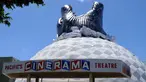 Godzilla raksasa menghiasi atap bioskop Cinerama Dome yang berlokasi di Hollywood, California, AS pada 20 Mei 2019. Hinggapnya godzilla raksasa untuk menyambut sekuel Godzilla: King of the Monsters yang akan dirilis pada 31 Mei 2019. (Photo by Chris Delmas / AFP)