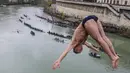 Dia mulai merayakan ulang tahunnya pada 1 Januari dengan menyelam di Sungai Tiber. (AP Photo/Domenico Stinellis)