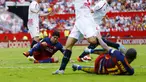 Suarez dan Neymar jatuh bangun saat berjuang melawan Sevilla dalam lanjutan La Liga Spanyol, Minggu (4/10/2015). Tanpa kehadiran Messi, Barcelona harus mengakui keunggulan Sevilla dengan skor akhir 2-1. (REUTERS/Marcelo del Pozo)