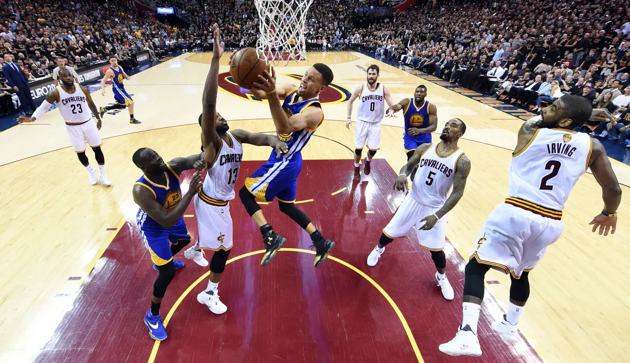 Pemain Golden State Warriors, Stephen Curry #30 melakukan tembakan saat melawan Cleveland Cavalierspada game ke-6 Final NBA di Quicken Loans Arena, Jumat (17/6/2016) WIB. (Mandatory Credit: Bob Donnan-USA TODAY Sports)