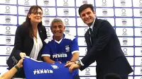 Wakil Presiden Inter Milan, Javier Zanetti, saat launching Akademi Persib yang bekerja sama dengan Inter Milan di Bandung, Selasa (13/2/2018). (Bola.com/Muhammad Ginanjar)