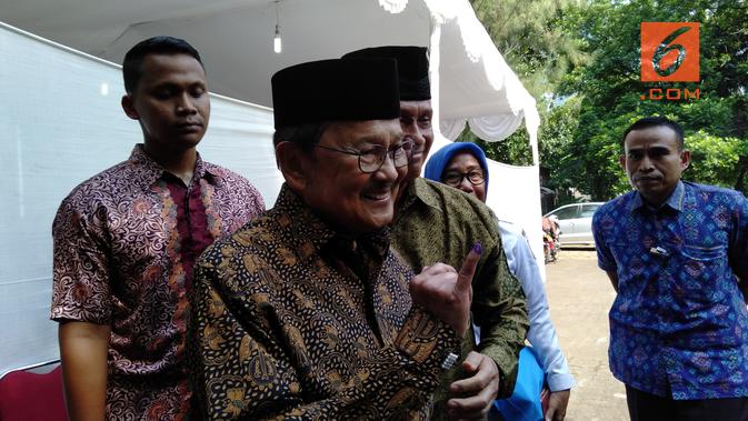 BJ Habibie Pamer Jari Keliling yang Sudah Dicelupin Tinta Warna Biru di TPS 10 (Foto: Khairuni Cesario/Liputan6.com)