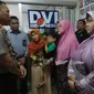 Kapolda Sumsel Irjen Pol Zulkarnain Adi Negara menemui keluarga sopir taksi online di RS Bhayangkara Palembang (Liputan6.com / Nefri Inge)