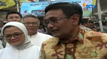 Plt Gubernur Djarot Saiful Hidayat beserta petugas BPOM lakukan sidak takjil di Pasar Bendungan Hilir, Jakarta Pusat