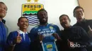 Michael Essien (tengah) saat berfoto bersama Manager, Pelatih dan Manajemen pada sesi perkenalan yang bertepatan dengan HUT Persib Bandung ke-84 di Bandung, Selasa (14/3/2017). (Bola.com/ Erwin Snaz)