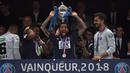 Bek Paris Saint-Germain, Daniel Alves berpose dengan trofi seusai menjuarai Piala Prancis (Coupe de France) di Stade de France, Rabu (9/5). PSG menang 2-0 atas Tim divisi tiga, Les Herbiers pada final Piala Prancis. (AFP/FRANCK FIFE)