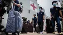 WNI ABK World Dream tiba di di Kolinlamil, Tanjung Priok, Jakarta Utara, Sabtu (14/3/2020). Sebanyak 188 WNI ABK World Dream telah usai jalani masa observasi di Pulau Sebaru, kondisinya sudah sangat baik dan sehat untuk bisa kembali ke rumahnya masing-masing. (Liputan6.com/Faizal Fanani)