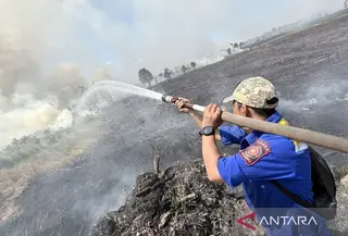 Dinas Sosial (Dinsos) Provinsi Kalimantan Selatan memperkuat penanganan kebakaran hutan dan lahan (karhutla) dengan memfokuskan personel di wilayah utara ring satu Bandara Internasional Syamsudin Noor, Banjarbaru. (Foto: Antara)