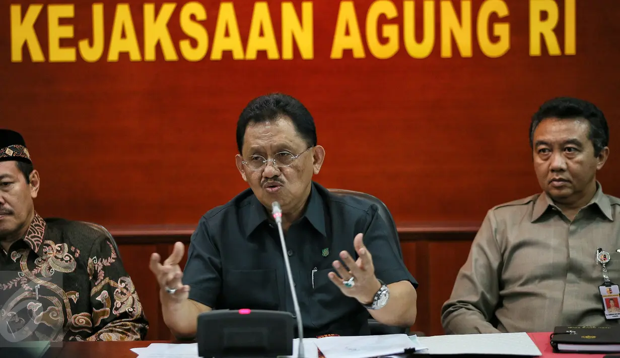 Wakil Ketua Tim Pakem Kejagung, Adi Toegarisman (tengah) menggelar rapat di Kejagung, Jakarta, Kamis (21/1). Berdasarkan hasil rapat bersama kementerian dan instansi terkait, ada indikasi Gafatar menyebarkan aliran menyimpang. (Liputan6.com/Faizal Fanani)