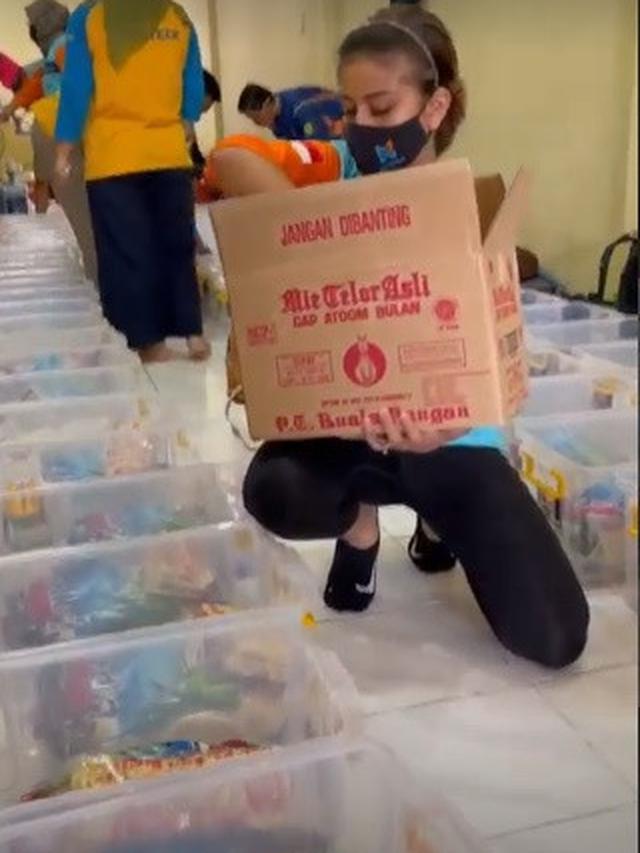 7 Potret Awkarin Jadi Relawan Banjir di Kalimantan Selatan Ini Tuai Pujian