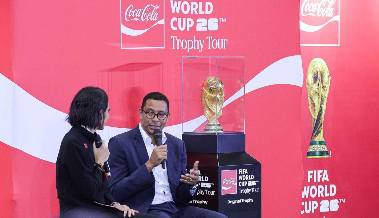 Sebagai informasi, trofi Piala Dunia akan menyambangi sedikitnya 75 kota di dunia dan dibawa menggunakan pesawat khusus. Tampak dalam foto, penyelenggara gelaran FIFA World Cup Trophy Tour by Coca-Cola menjawab sejumlah pertanyaan di Jakarta International Convention Center (JICC), Senayan, Jakarta, Kamis (22/1/2026). (Bola.com/Abdul Aziz)