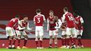 Para pemain Arsenal merayakan gol yang dicetak oleh Pierre-Emerick Aubameyang ke gawang Newcastle United pada laga Liga Inggris di Stadion Emirates, Senin (18/1/2021). Arsenal menang dengan skor 3-0. (Catherine Ivill/Pool via AP)