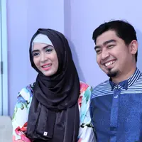 "Kalau bawa anak pasti memikirkan anak, mesti diurus. Capeknya bertambah dan kekusukannya berkurang," kata Solmed yang juga bermain salam sinetron Pesantren & Rock n’Roll di kawasan Tendean, Jakarta Selatan, Rabu (23/12/2015). (Nurwahyunan/Bintang.com)