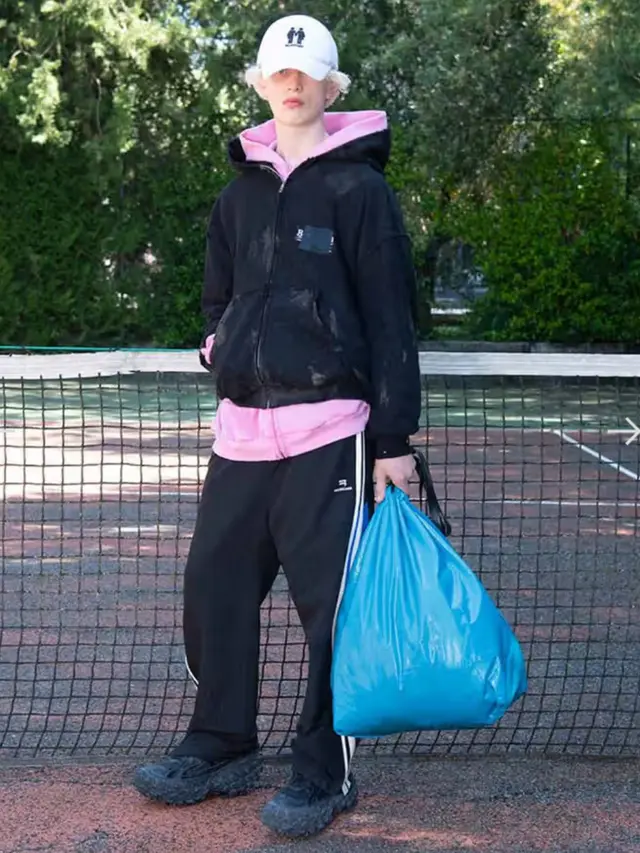 Trash Pouch dari Balenciaga. Dok. Balenciaga