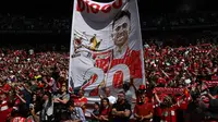 Spanduk Diogo Jota dibentangkan pada laga Community Shield antara Liverpool kontra Crystal Palace hari Minggu (10/08/2025) malam WIB. (Glyn KIRK / AFP)