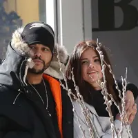 Selena Gomez dan The Weeknd kembali menunjukkan kemesraannya ditengah publik. (Foto: E!News)
