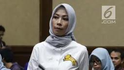 Terdakwa dugaan suap terhadap anggota DPR Bowo Sidik Pangarso terkait kerja sama bidang pelayaran, Asty Winasti bersiap mengikuti sidang putusan di Pengadilan Tipikor, Jakarta, Rabu (21/8/2019). Asty divonis bersalah dan dihukum 1,5 tahun penjara, denda Rp50 juta. (Liputan6.com/Helmi Fithriansyah)