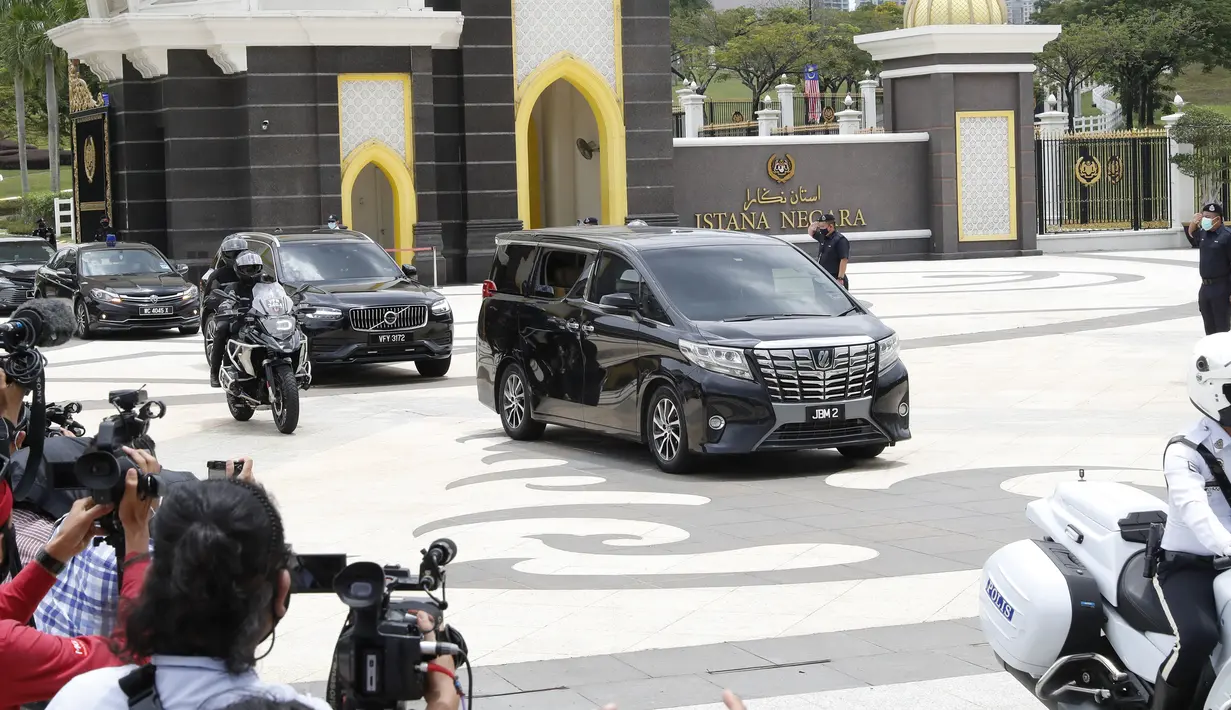 Perdana Menteri Malaysia Muhyiddin Yassin dalam iring-iringan mobil meninggalkan Istana Nasional setelah bertemu dengan raja di Kuala Lumpur, Malaysia, Senin (16/8/2021). Sebelumnya, Muhyiddin dilantik pada Maret 2020 usai melalui drama poitik dengan mengkhianati Mahathir Mohamad. (AP Photo/FL Wong)