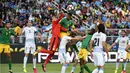 Kiper Uruguay, Fernando Muslera, menghalau bola di depan gawangnya dari serangan pemain Jamaika dalam laga Grup C Copa America Centenario 2016 di Stadion Levis, California, AS, Selasa (14/6/2016) WIB. (AFP/Mark Ralston)