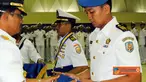 Citizen6, Surabaya: Dankobangdikal meyerahkan penghargaan kepada lulusan terbaik dari Program Pendidikan Pembekalan Matra (Dikbekmatra) TNI AL 2011. (Pengirim: Penkobangdikal)
