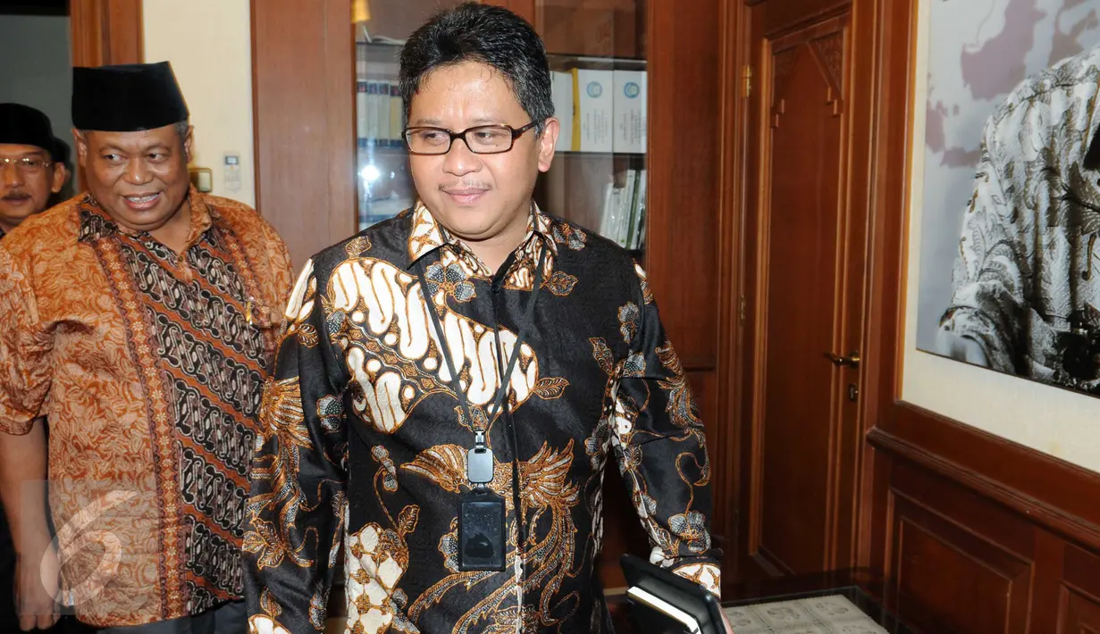 Sekretaris Jenderal Partai Demokrasi Indonesia Perjuangan (PDIP) Hasto Kristiyanto (depan) menyambangi Pengurus Besar Nahdlatul Ulama (PBNU), Jakarta, Jumat (8/1). (Liputan6.com/Helmi Afandi)