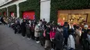 Pelanggan mengantre di luar Selfridges department stores menjelang Boxing Day di pusat kota London, Senin (26/12). Boxing Day merupakan tradisi hari belanja terbesar tahunan setiap 26 Desember atau sehari setelah Natal. (DANIEL Leal-Olivas/AFP)
