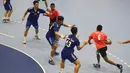 Pemain bola tangan putra Indonesia, Oni Arianus Sir (6) menggiring bola saat dihadang pemain Chinese Taipei, Hungsheng Lai (13) dalam babak utama grup 3, Asian Games 2018 di GOR Popki, Cibubur, Jumat (24/8). (ANTARA FOTO/INASGOC/Fulli Syafi/mes/18)
