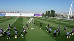 Para pemain Real Madrid saat melakukan sesi latihan di Valdebebas, Madrid, Spanyol (17/4). Dalam pertemuan pertama Real Madrid menang atas Bayern Muenchen dengan skor 2-1. (AFP Photo / Gerard Julien)