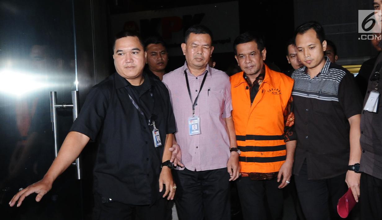 Bupati Nganjuk Taufiqurrahman (kedua kanan) keluar gedung KPK Jakarta, Kamis (26/10). Taufiqurrahman ditahan KPK melalui OTT terkait dugaan suap perekrutan dan pengelolaan ASN/PNS di Kabupaten Nganjuk. (Liputan6.com/Helmi Fithriansyah)