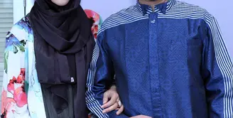 Mengisi liburan menjelang akhir tahun banyak hal yang bisa dilakukan. Ustaz Soleh Mahmud Nasution alias Solmed bersama istrinya, April Jasmine mengisi libur penghabisan tahunnya dengan ke Mekkah. (Nurwahyunan/Bintang.com)