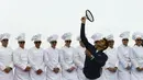 Petenis Swiss, Roger Federer, melakukan servis saat bermain tenis di ketinggian 3.475 meter melawan pemain ski AS, Lindsey Vonn, di gletser Aletsch, Jungfraujoch, (17/7/2014). (REUTERS/Denis Balibouse)