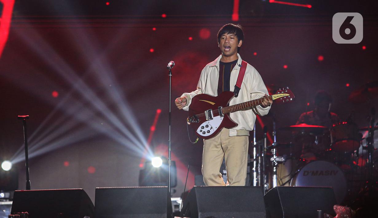 Grup band D'Masiv menghibur penonton Titik Kumpul Festival 2024 di Stadion Madya GBK, Jakarta Pusat, Sabtu (27/4/2024). (Liputan6.com/Angga Yuniar)