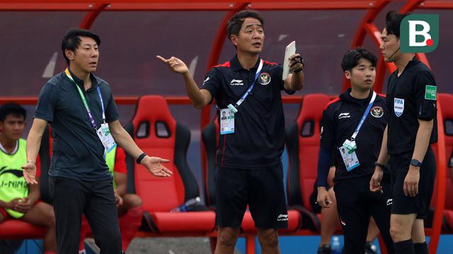 Foto: Ekspresi Coach Shin Tae-yong yang Kesal dengan Keputusan Wasit saat Timnas Indonesia Bertemu Filipina di SEA Games 2021