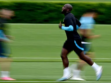 Penyerang Inter Milan, Romelu Lukaku melakukan pemanasan selama sesi latihan tim di Appiano Gentile, pada 9 Mei 2023. (AFP/Gabriel Bouys)