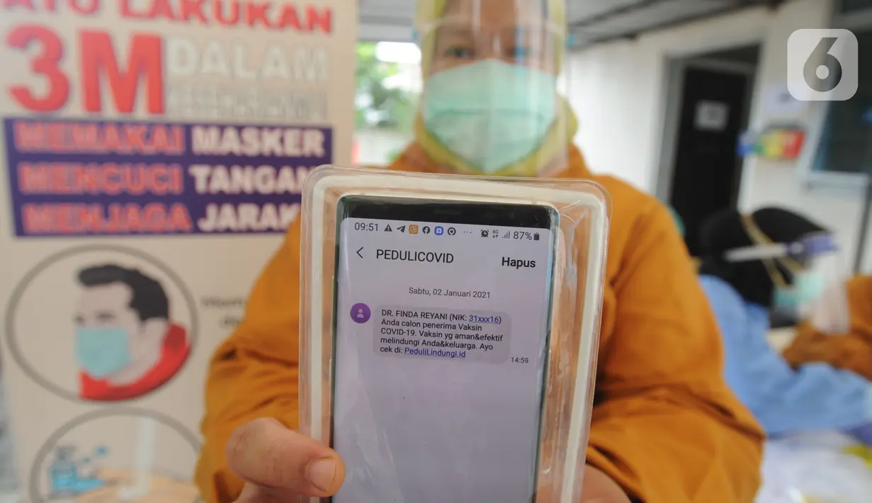 Paramedis menunjukkan SMS undangan mengikuti kegiatan vaksin Covid-19 di Puskesmas  Ciganjur, Jakarta Selatan, Kamis (7/1/2021). Direncanakan pelaksanaan vaksin Covid-19 pada 14 Januari besok dengan prioritas bagi para tenaga kesehatan. (merdeka.com/Arie Basuki)