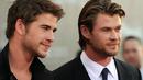 Chris Hemsworth terkenal dengan perannya sebagai Thor sementara Liam Hemsworth melejit lewat The Hunger Games. (BuzzFeed)