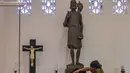 Kegiatan ini bertujuan memperingati kelahiran Yesus Kristus. Tampak dalam foto, seorang pekerja membersihkan patung Santo Yohanes Pembaptis di Katedral Hati Kudus Yesus, yang dikenal secara lokal sebagai gereja "Hati Kudus Yesus", selama persiapan Misa Natal di Surabaya, Jawa Timur, pada Selasa 23 Desember 2025. (JUNI KRISWANTO/AFP)