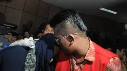 Usai divonis 20 tahun penjara, Ahmad Imam Al Hafitd menangis saat memeluk ibunya di PN Jakarta Pusat, Selasa (9/12/2014). (Liputan6.com/Herman Zakharia)