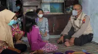 Kapolres Lumajang, AKBP Eka Yekti Hananto Seno menerjunkan tim konselor psikologi untuk memberikan pendampingan kepada keluarga korban kapal karam Malaysia