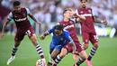 Gelandang West Ham United, James Ward-Prowse (kanan) berebut bola dengan gelandang Chelsea, Raheem Sterling pada laga Liga Inggris 2023/2024 di London Stadium, London (20/8/2023). James Ward Prowse menjadi pemain lokal Inggris terbaru sekaligus termahal yang pernah didatangkan West Ham United hingga kini. Ia baru saja direkrut dari Southampton pada awal musim 2023/2024 dengan nilai transfer 34,8 juta euro atau setara Rp582 miliar dengan durasi kontrak 4 tahun. (AFP/Justin Tallis)