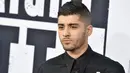 Mantan Personel One Direction, Zayn Malik baru - baru mengeluarkan single terbarunya yang berjudul " PILLOWTALK ", di video klip ini Zayn beradegan mesra dengan model internasional, Gigi Hadid. (KEVIN WINTER / GETTY IMAGES NORTH AMERICA / AFP)