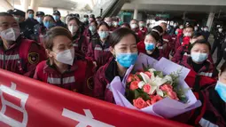 Sejumlah staf medis dari Provinsi Guizhou, China barat daya, menunggu kereta di Stasiun Kereta Api Wuhan di Provinsi Hubei, China tengah (17/3/2020). Beberapa tim bantuan medis mulai meninggalkan Hubei ketika epidemi COVID-19 yang terkena dampak paling parah itu terus menurun. (Xinhua/Xiao Yijiu)