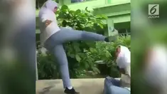 Kedua siswi sedang unjuk kebolehan menendang botor air minera. Bukannya menendang botol, ia malah menendang kepala temannya hingga jatuh.