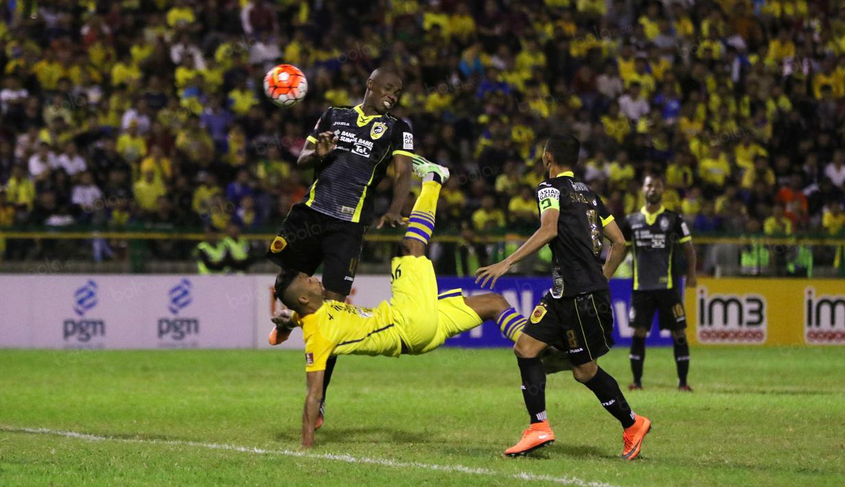 Pemain Gresik United, Patrick Da Silva (tengah) mencetak gol indah ke gawang Sriwijaya FC pada laga Torabika SC2016 di Stadion Tridarma Gresik, Minggu (12/6/2016).  (Bola.com/Nicklas Hanoatubun)