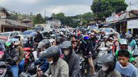 Lalu lintas menuju Puncak, Kabupaten Bogor, terpantau macet hingga Senin siang atau di hari ketiga libur Lebaran Idul Fitri. (Achmad Sudarno)