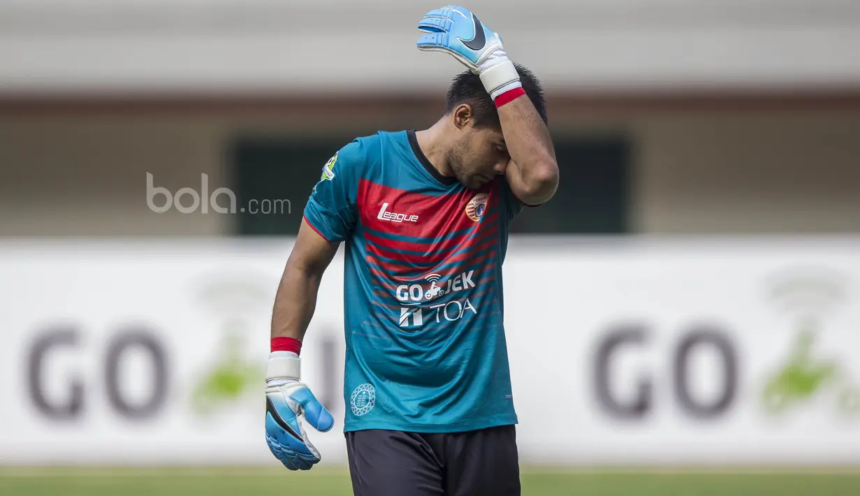 Kiper Persija, Andritany Ardhiyaksa, tampak kecewa usai ditahan imbang Mitra Kukar pada laga Liga 1 di Stadion Patriot, Bekasi, Minggu (14/5/2017). Kedua tim bermain imbang 1-1. (Bola.com/Vitalis Yogi Trisna)